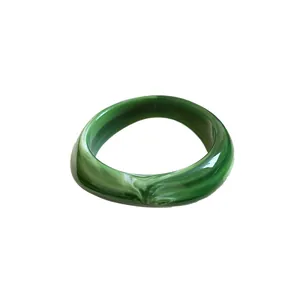 Bracelet jonc géométrique irrégulier en acrylique avec texture marbrée verte pour femme