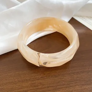 Elegante bracciale rigido largo in resina marmorizzata beige irregolare gioielli da donna