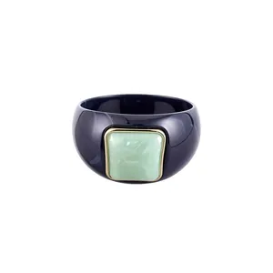 Pulsera ancha de acrílico con incrustación cuadrada verde jaspeada sobre base azul