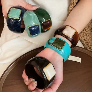 Brazaletes de acrílico con inserciones cuadradas de resina en varios colores para mujer