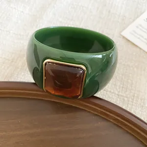 Brazalete vintage de acrílico verde oscuro con gemma cuadrada de resina ámbar y oro