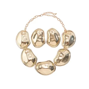 Gouden geplooide metalen ketting en oorbellen set met onregelmatig ovaal design