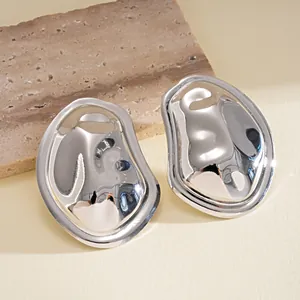Macrodetail van een zilveren gekreukte metalen ketting met een hoogglans gepolijste textuur