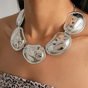 Detailopname van dikke gepolijste zilveren metalen ketting met geplooide textuur