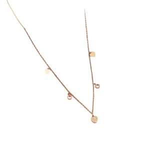 Elegante collana in acciaio inossidabile oro rosa con delicati ciondoli a cuore e strass