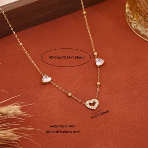 Dettaglio della collana con ciondolo a cuore in acciaio inossidabile con misure e materiali