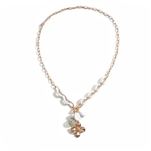 Collier chaîne doré élégant avec maillons en acrylique blanc et un pendentif fleur