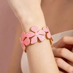 Bracciale a fiori in smalto rosa stile romantico francese in acciaio inossidabile dorato