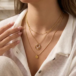 Nahaufnahme einer eleganten goldfarbenen Layering-Halskette mit funkelnden Strass-Kreisen