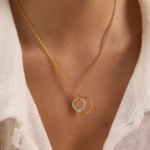 Nahaufnahme einer goldenen Edelstahlhalskette mit eleganten, verschlungenen Kristallringen