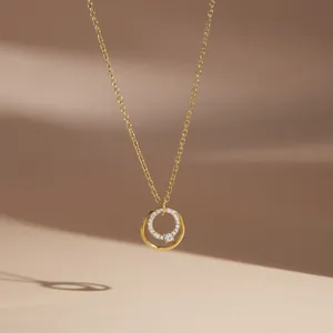 Nahaufnahme goldene 316L Edelstahlhalskette mit funkelnden Kristall-Doppelringen.