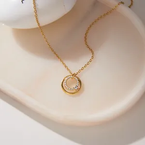 Makroansicht einer eleganten goldenen Titanstahlkette mit doppeltem Kreisanänger mit Strass