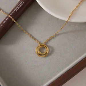 Detailaufnahme einer goldenen 316L Edelstahlhalskette mit Strass-Kreisanhänger