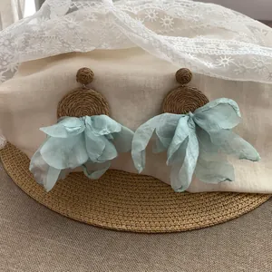 Orecchini a pendente in chiffon azzurro e rafia per un elegante look da spiaggia chic