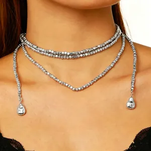 Primo piano di un'elegante collana girocollo a più strati in argento con ciondoli