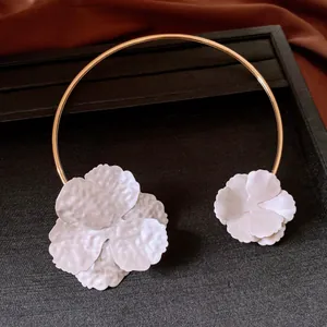 Λεπτομέρεια γαλλικού vintage choker με ανάγλυφα λευκά άνθη σε χρυσό μεταλλικό δακτύλιο