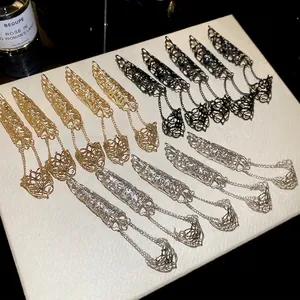 Gothische holle conische nagelring mit ketting vingerarmband in goud zilver zwart.