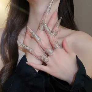 Gotische metalen vingerharnasringen met kettingen en nagelbeschermers in zilveren kleur.