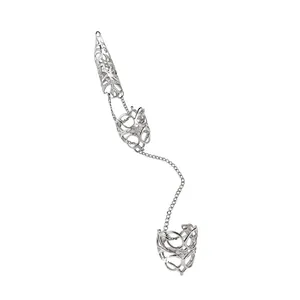 Gothische zilveren handketting met conische nagelring en opengewerkt filigraan ontwerp