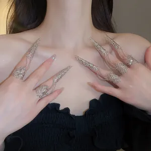 Gedetailleerde opname van gotische zilveren metalen nagelringen met elegante kettingen