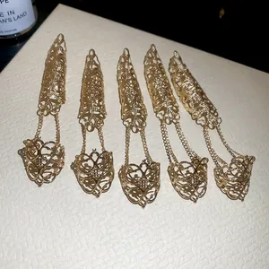 Gedetailleerde set van 5 gouden gotische vingernagel ringen met metalen kettingen