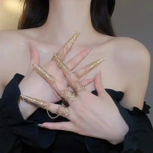 Gedetailleerd overzicht van gotische gouden nagelringen verbonden met fijne metalen kettingen