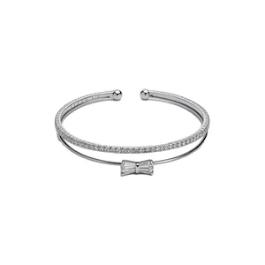 Elegante bracciale aperto a doppio strato in argento con accento in zirconia rettangolare