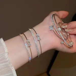 Detaillierte Nahaufnahme eleganter Armreifen im koreanischen Stil mit Zirkonia.
