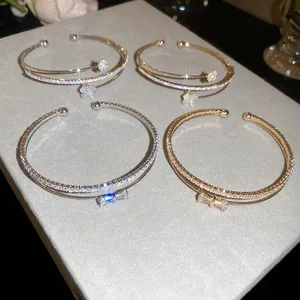 Detailansicht funkelnder zweilagiger Zirkonia-Armreifen in Gold und Silber