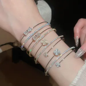 Detailansicht von mehrlagigen Armbändern im koreanischen Stil mit Zirkonia-Design.