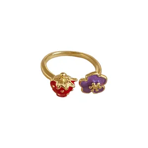 Grazioso anello aperto regolabile dorato con fragola in smalto rosso e fiore viola