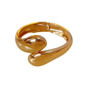 Elegante brazalete abierto de gota de agua dorada con acabado pulido minimalista