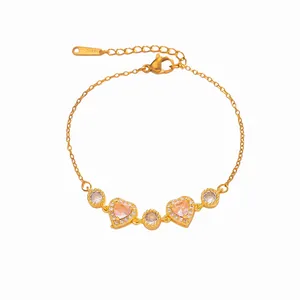 Elegantes vergoldetes Edelstahlarmband mit herzförmigen rosa Kristallen und Zirkonia