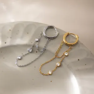 Dettaglio orecchini a cerchio in acciaio inossidabile placcato oro 18K con catenine di CZ
