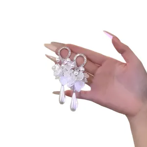 Orecchini squisiti con petali bianchi e perle con elegante design a pendente a goccia