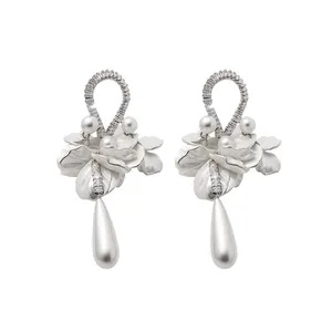 Eleganti orecchini a fiore in zircone con grande pendente a perla a goccia su bianco