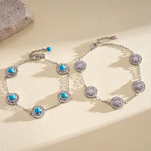 Detalle de pulseras retro plateadas con cuentas de resina redondas turquesa y rosa