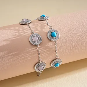 Primer plano detallado de pulseras de plata retro con piedras de resina rosa y turquesa