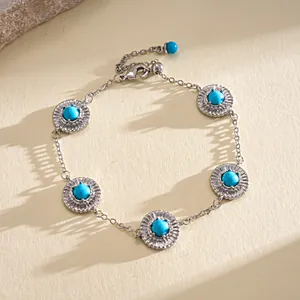 Detalle de pulsera de plata retro con dijes redondos de resina azul mate.