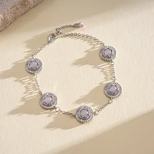Detalle de una pulsera retro plateada con piedras de resina rosa y cierre de langosta