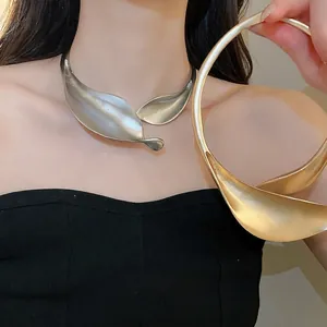 Collana Girocollo a Forma di Fiore in Metallo Opaco in Stile Europeo e Americano Minimalista Placcata in Oro e Argento per Donna