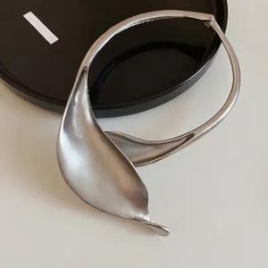 Girocollo minimalista in metallo floreale argento opaco dal design scultoreo unico