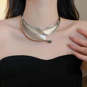 Dettaglio elegante girocollo in metallo argento opaco a foglia sul collo di una modella