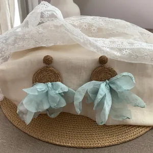 Eleganti orecchini pendenti fatti a mano in rafia e chiffon per vacanze al mare