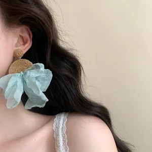 Grandi orecchini a fiocco in chiffon verde menthe e raffia per stile vacanze al mare