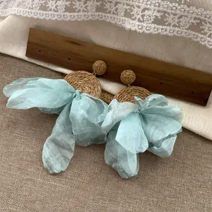 Orecchini pendenti bohémien in rafia con fiocco in chiffon verde menta per le vacanze