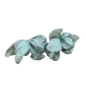 Eleganti orecchini a fiore in chiffon azzurro con aghi d'argento per il mare.