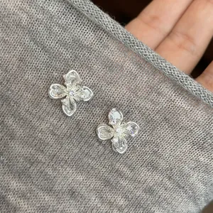 Exquisite Copper Flower Stud Earrings For Women Clear Rhinestone Floral Light Luxury Design Small Fresh Style Earrings Jewelry