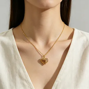 Élégant collier en acier inoxydable plaqué or 18 carats avec pendentif cœur ajouré