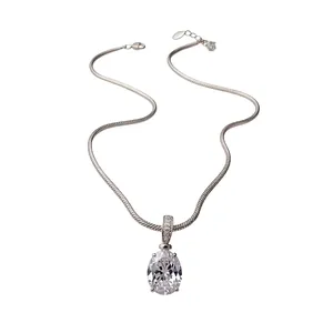 Elegante Halskette mit birnenförmigem Zirkonia-Anhänger und silberner Schlangenkette